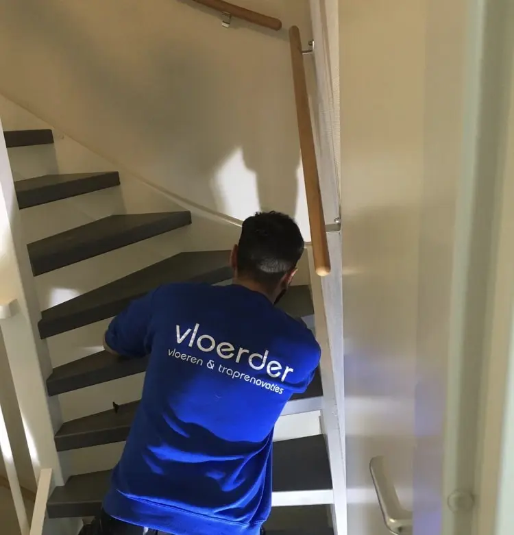 Trap terwijl die wordt gereoveerd met personeel op de foto