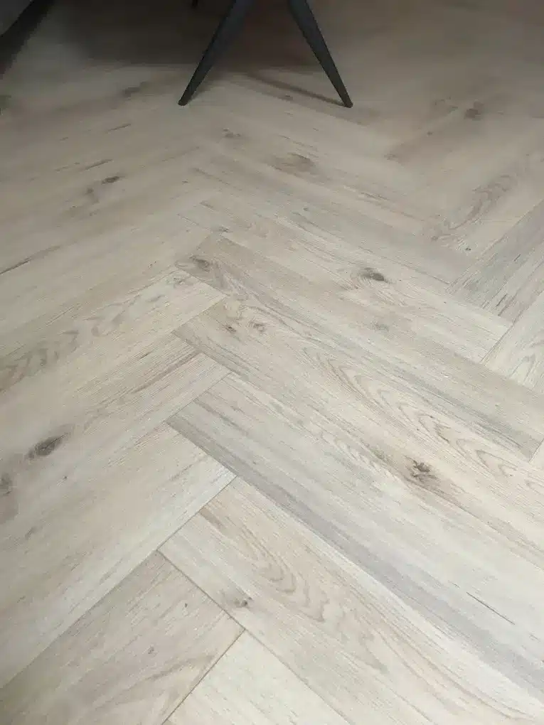 Visgraat vloer lichte kleur in woonkamer